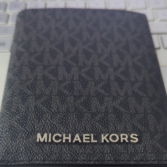 Michael Kors Black Monogram Key Card Holder - Picture 1 of 4